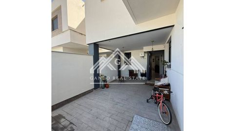 Casa en esquina en Entrenúcleos la más grande de la urbanización, 4 dormitorios, placas solares, piscina y club social, imatge 2