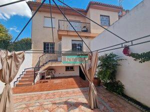Vista exterior de Casa adosada en venda en Cúllar Vega amb Calefacció, Jardí privat i Terrassa