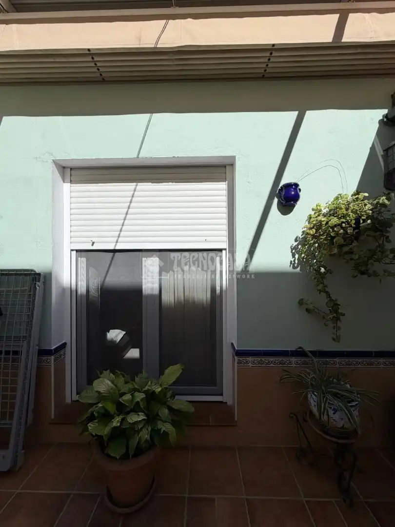 Vista exterior de Casa adosada en venda en Utrera amb Aire condicionat i Calefacció