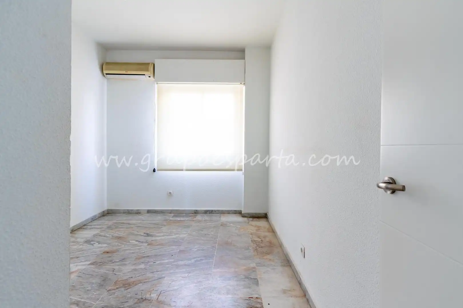 Bedroom of Flat for sale in Sevilla  with Air Conditioner and Balcony