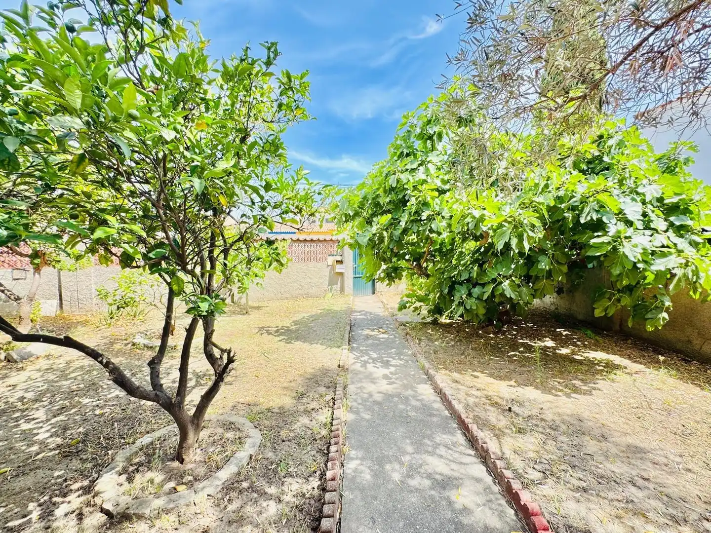 Houses for sale in Algeciras  with Private garden and Swimming Pool
