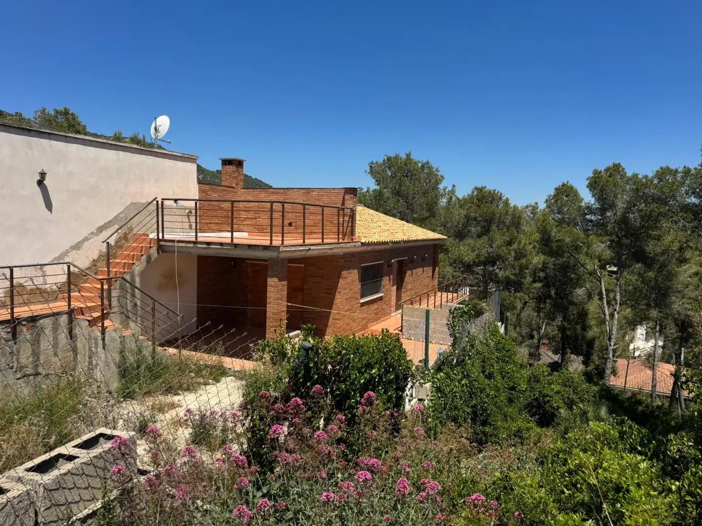 Vista exterior de Casa o xalet en venda en Canyelles amb Terrassa i Alarma