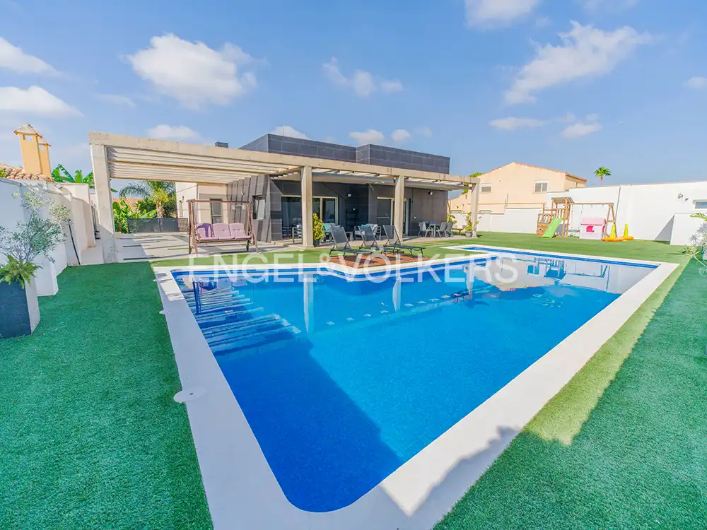 Villa con piscina in vendita a Carrer de la Limonita, imagen 2