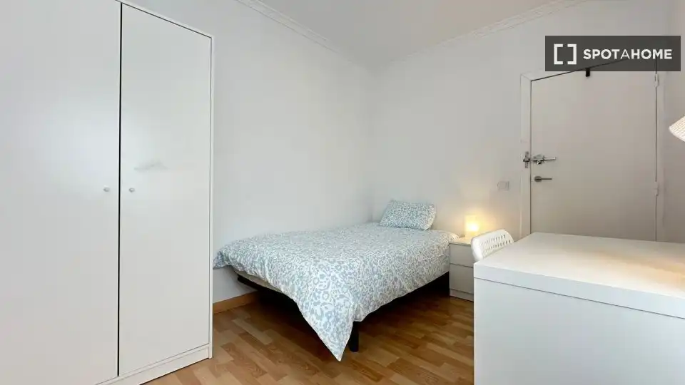 Habitación de Piso de alquiler en Alcalá de Henares con Aire acondicionado, Calefacción y Amueblado