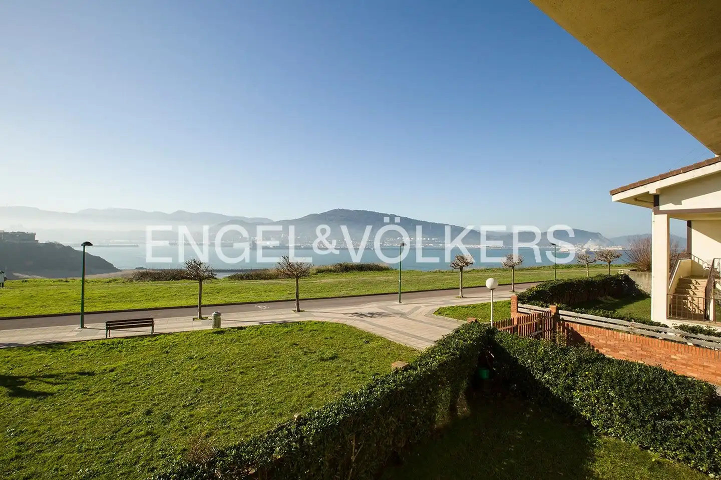 Vista exterior de Casa adosada en venda en Getxo  amb Calefacció, Jardí privat i Parquet