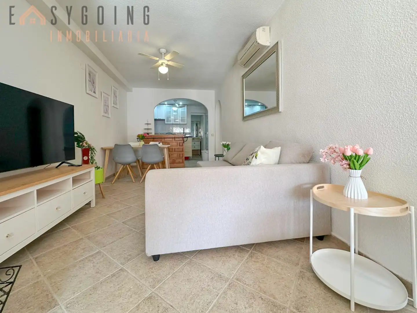 Sala d'estar de Casa adosada en venda en Santa Pola amb Aire condicionat, Jardí privat i Terrassa