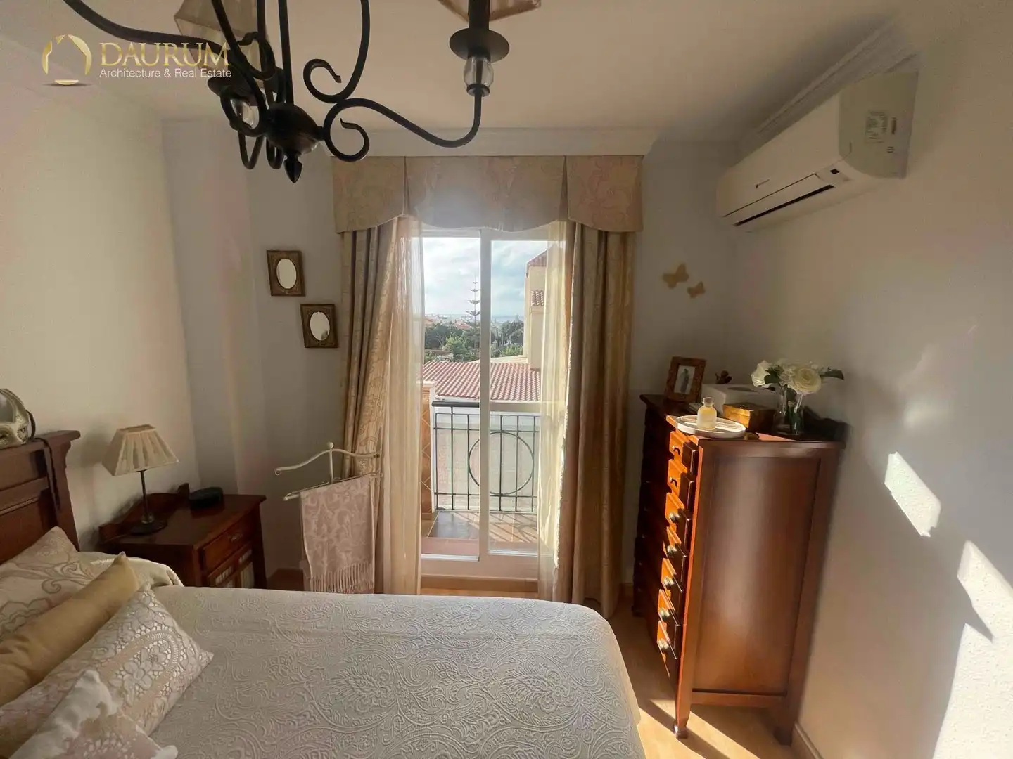 Dormitori de Casa adosada en venda en Vélez-Málaga amb Calefacció, Terrassa i Piscina