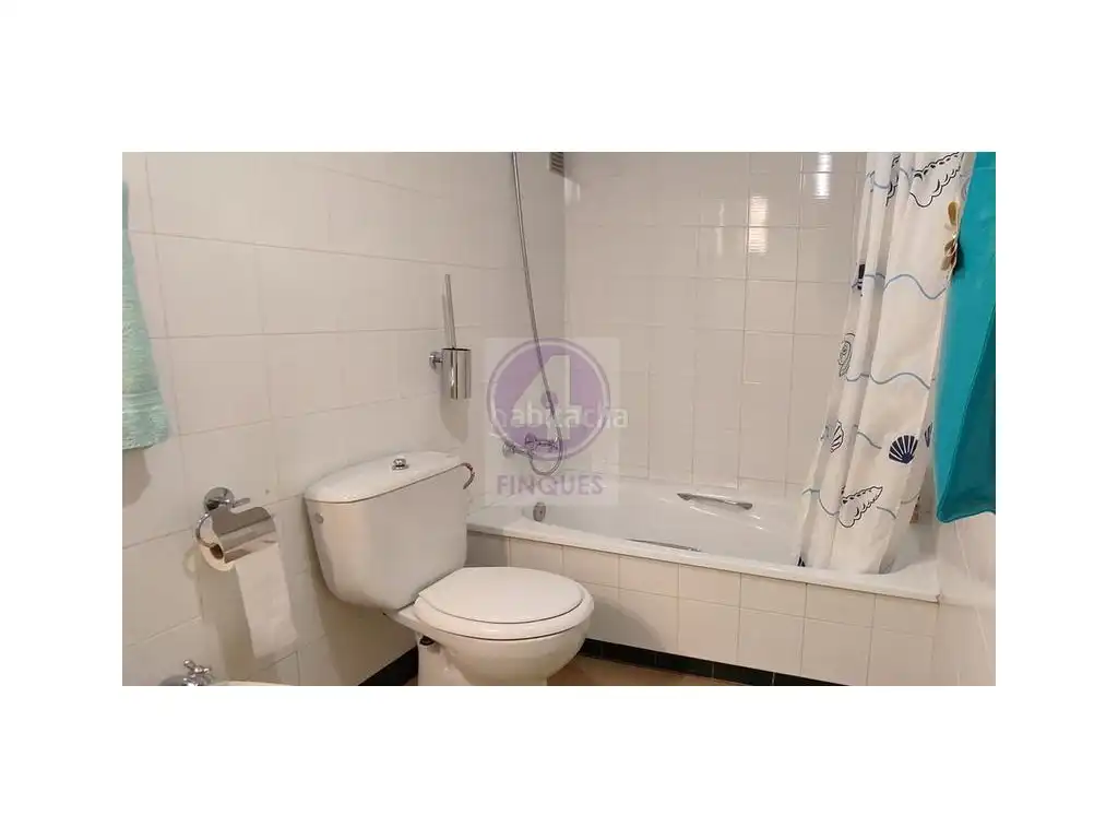 Bany de Apartament de lloguer en Castell d'Aro, Platja d'Aro i s'Agaró amb Piscina i Moblat
