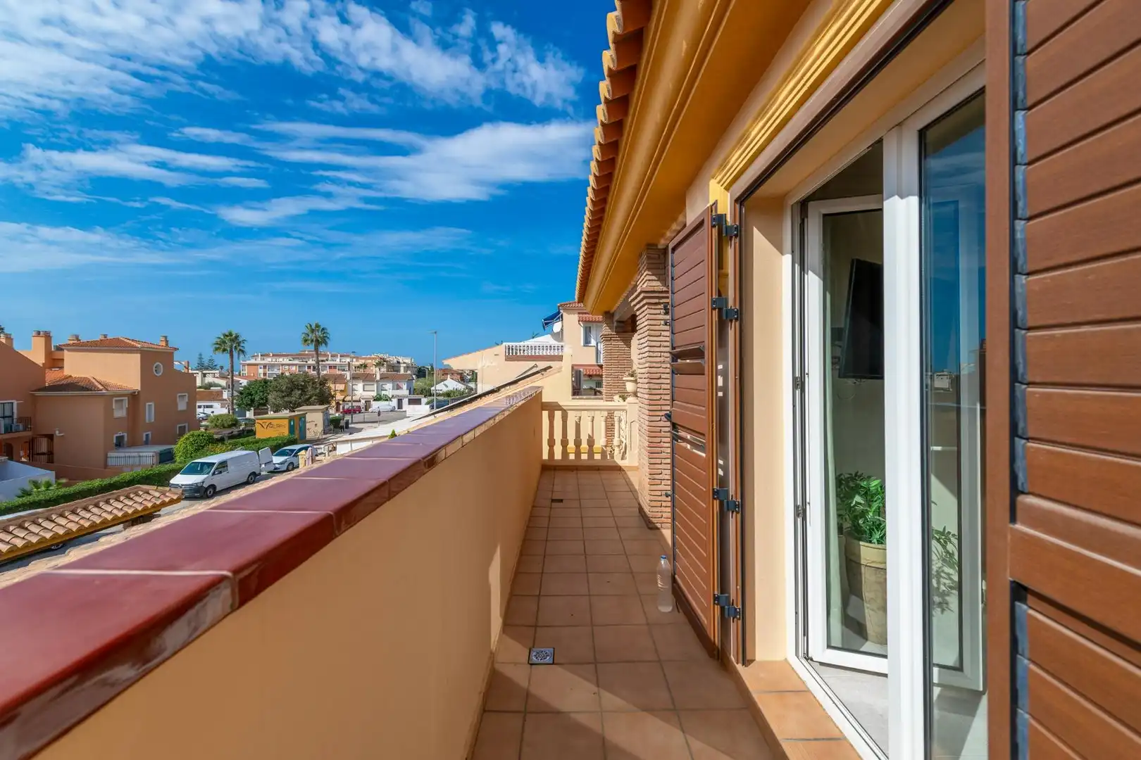 Vista exterior de Casa o xalet en venda en Rincón de la Victoria amb Aire condicionat, Jardí privat i Terrassa