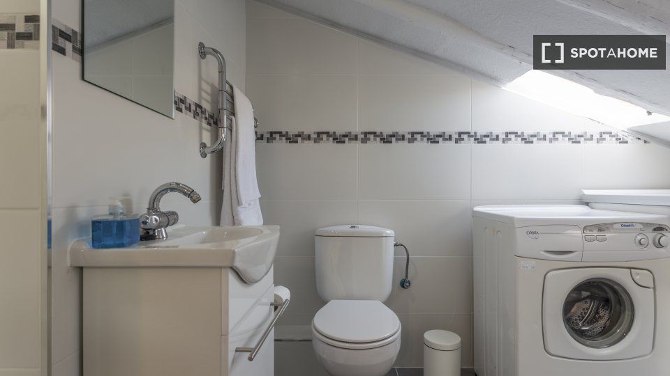 Baño de Piso de alquiler en  Madrid Capital con Aire acondicionado, Calefacción y Amueblado