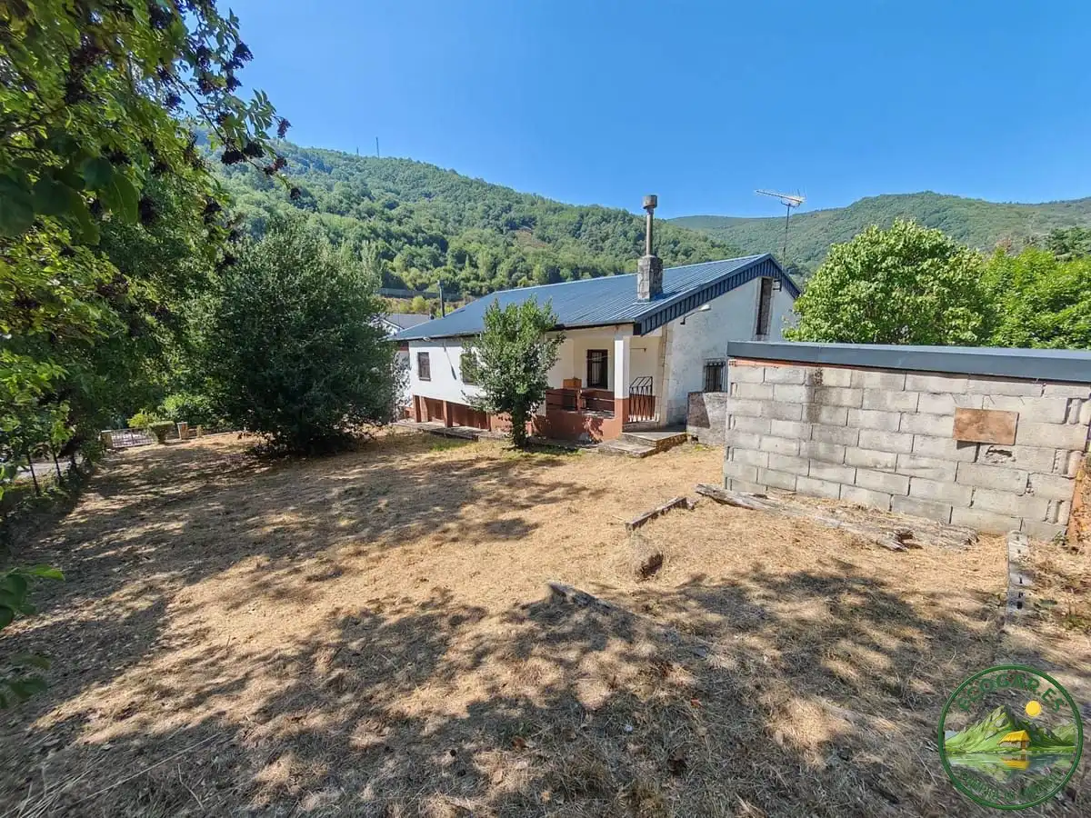 Vista exterior de Casa o xalet en venda en Vega de Valcarce amb Calefacció, Jardí privat i Parquet
