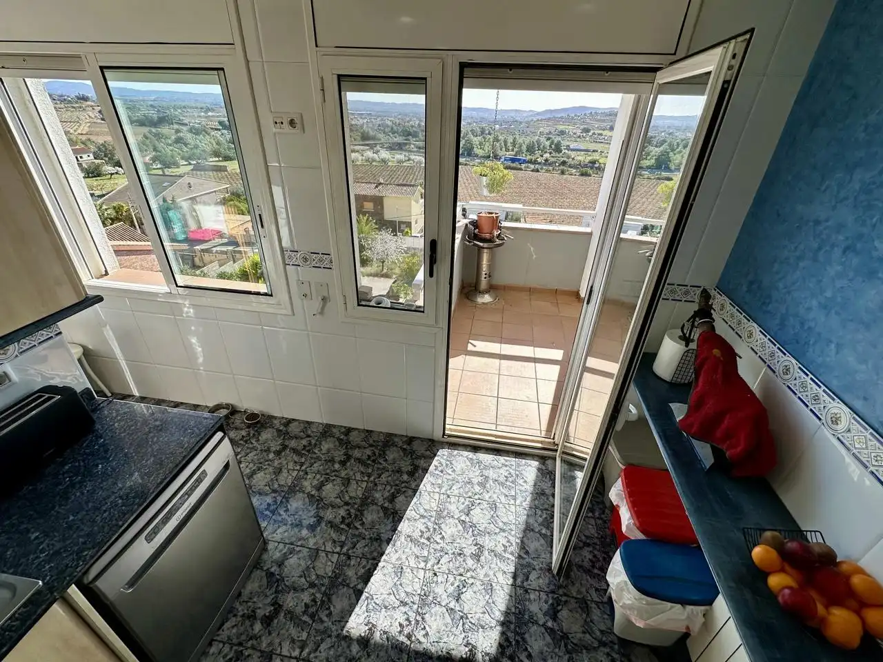 Casa amb piscina en venda a La Bisbal del Penedès, imagen 9