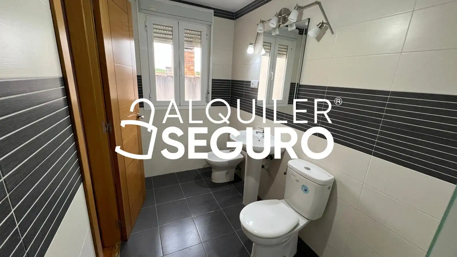 Bathroom of Attic for rent in Camarena  with Air Conditioner, Heating and Terrace