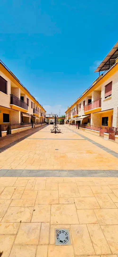 Vista exterior de Casa adosada en venda en Orihuela amb Terrassa