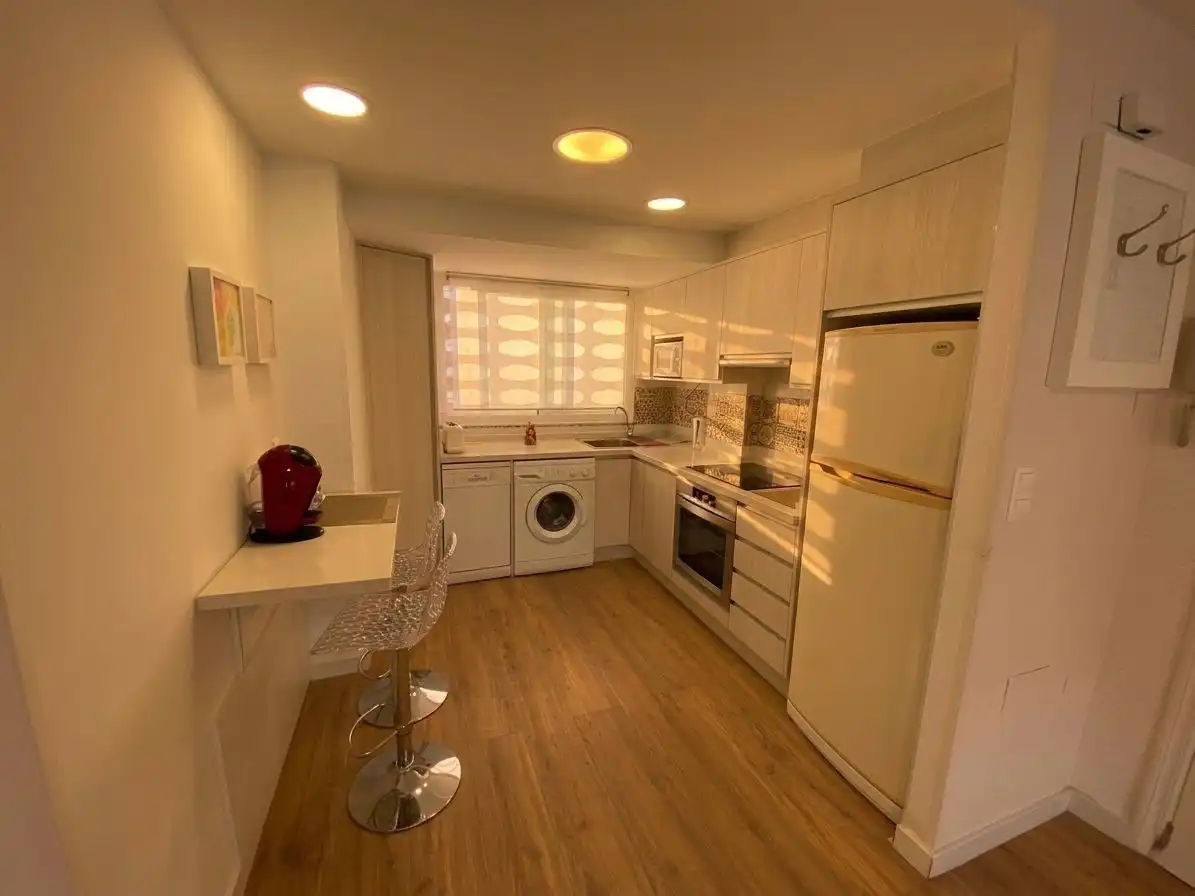 Cuina de Apartament de lloguer en Torrevieja amb Aire condicionat, Moblat i Rentadora