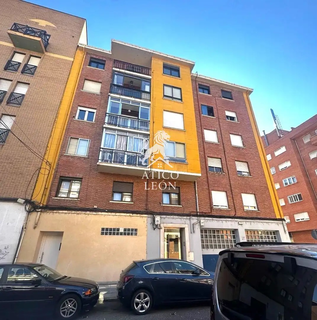 Vista exterior de Pis en venda en León Capital  amb Calefacció, Terrassa i Traster