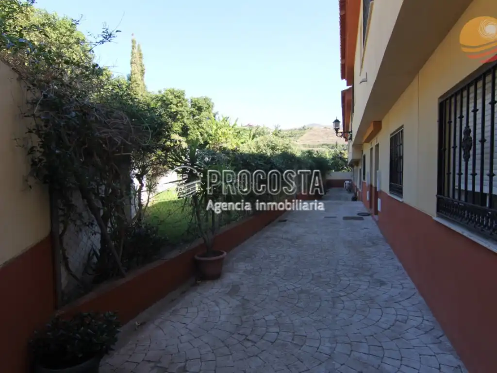 Vista exterior de Casa adosada en venta en Almuñécar con Aire acondicionado, Jardín privado y Terraza