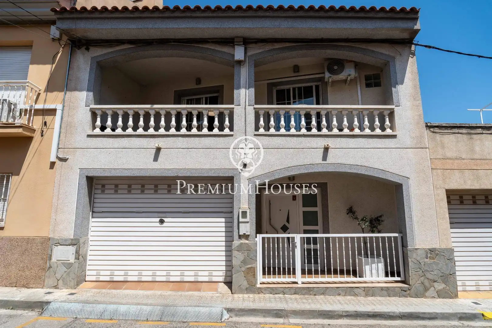 Exterior view of Detached homes for sale in Vilanova i la Geltrú  with Air Conditioner, Heating and Storage room