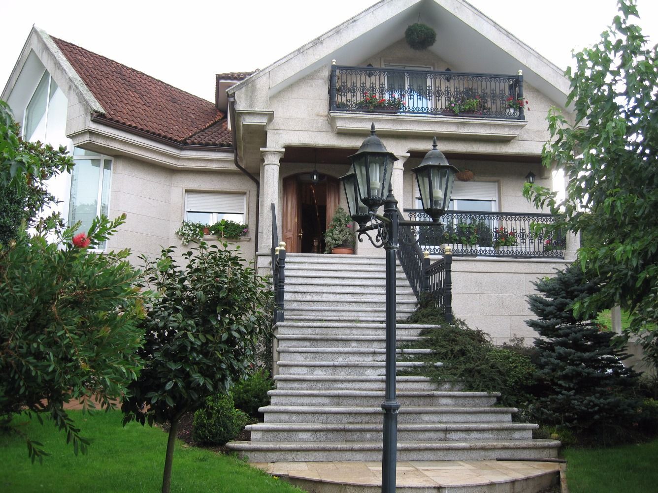 Vista exterior de Casa o xalet en venda en Santiago de Compostela  amb Jardí privat, Traster i Piscina