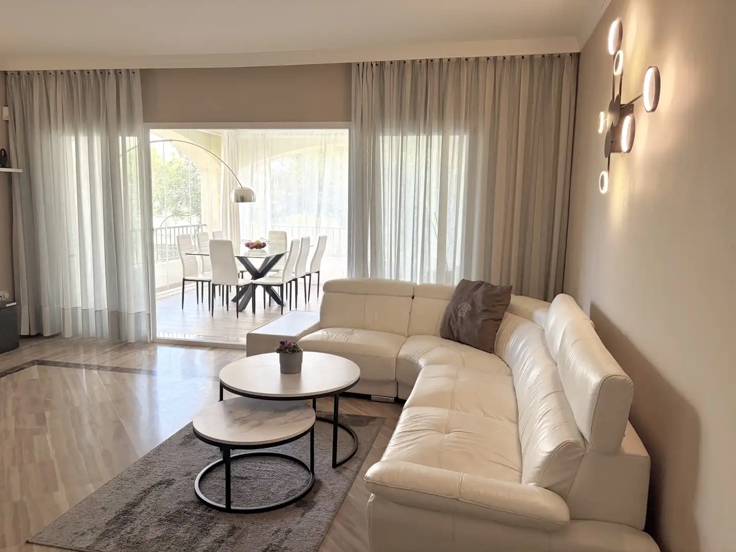 Sala d'estar de Apartament de lloguer en Marbella amb Aire condicionat, Terrassa i Piscina