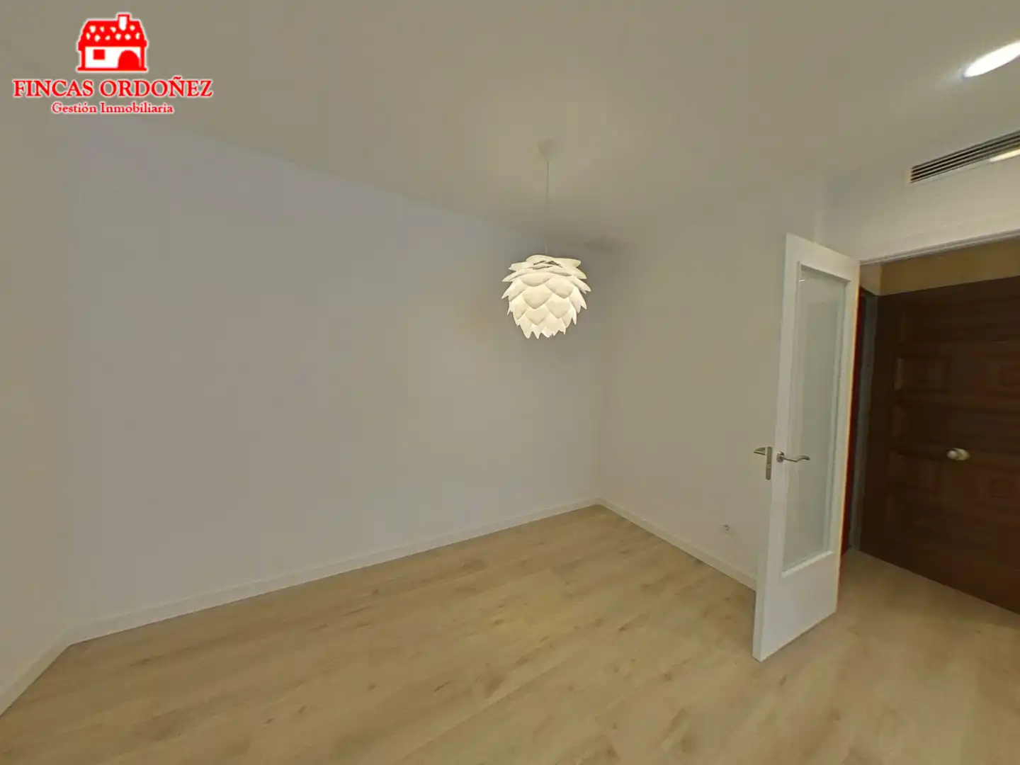Schlafzimmer von Wohnung zum Verkauf in Sant Andreu de la Barca mit Klimaanlage, Heizung und Balkon