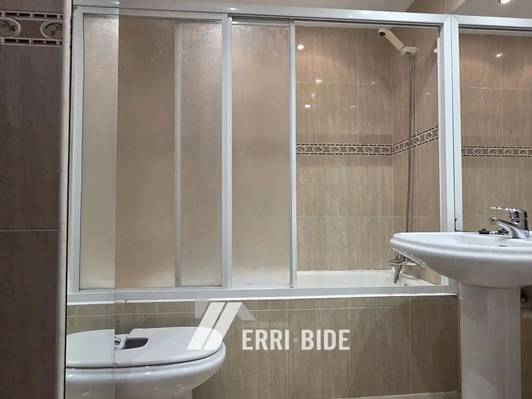 Baño de Piso en venta en Mungia con Calefacción, Trastero y Balcón