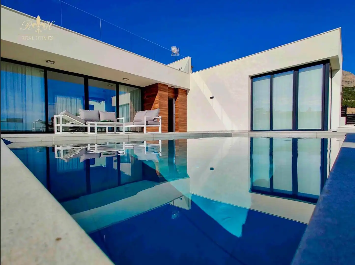 Detached house with pool for sale in ROTERDAM