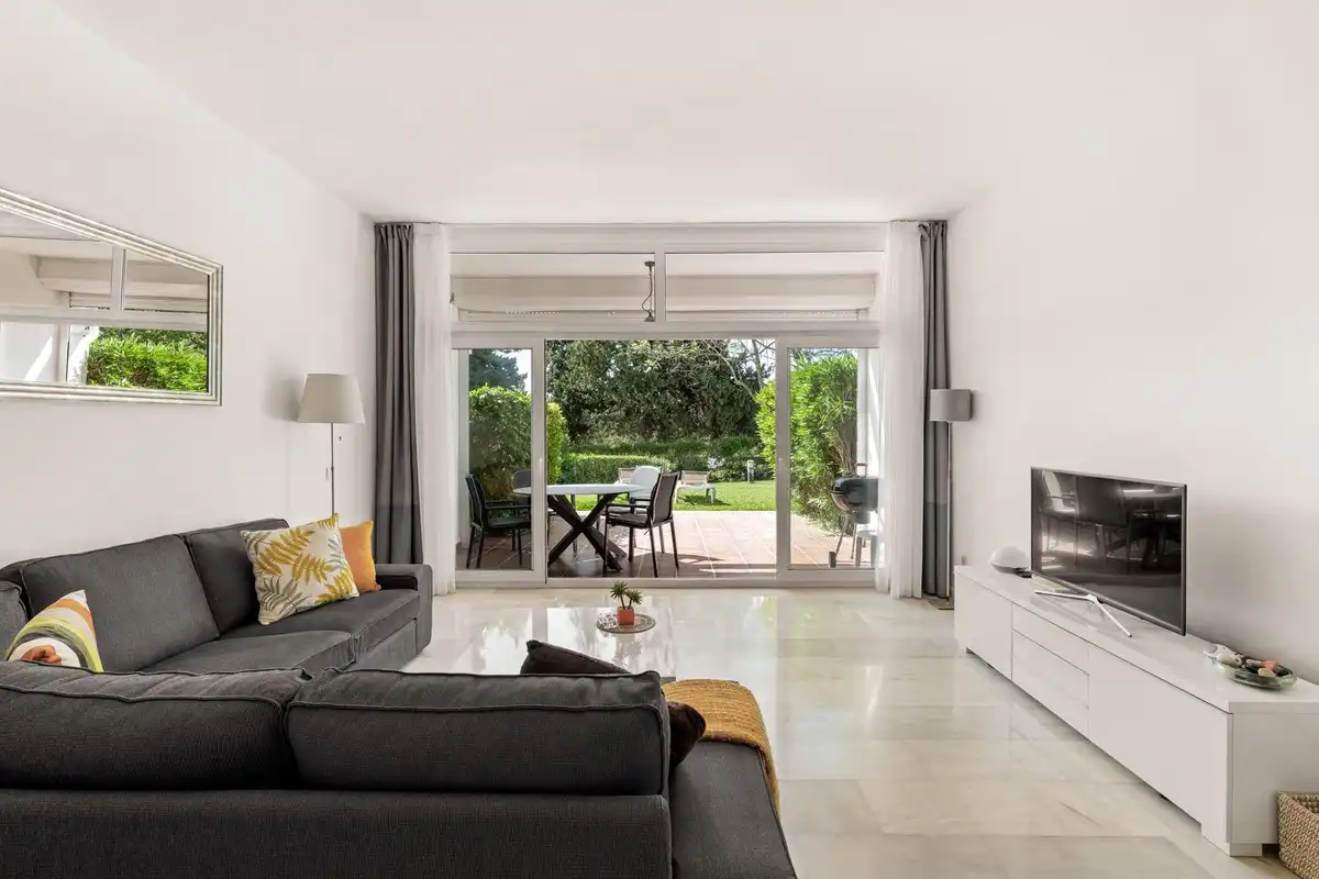 Sala d'estar de Casa adosada en venda en Marbella amb Aire condicionat, Jardí privat i Terrassa