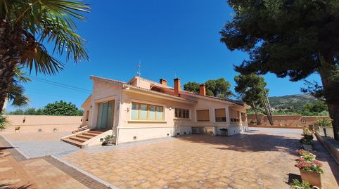 Gran oportunidad de inversión junto a Ibi casa, piscina, tenis y múltiples posibilidades de negocio.