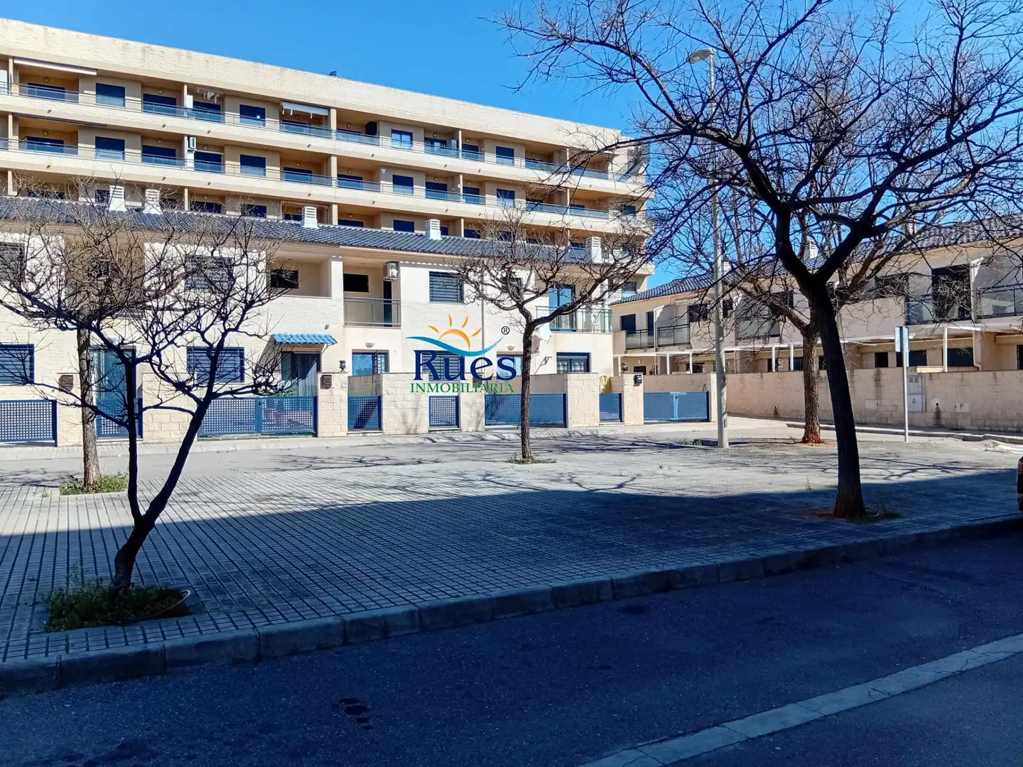 Außenansicht von Einfamilien-Reihenhaus zum Verkauf in Torreblanca mit Terrasse, Balkon und Gemeinschaftspool
