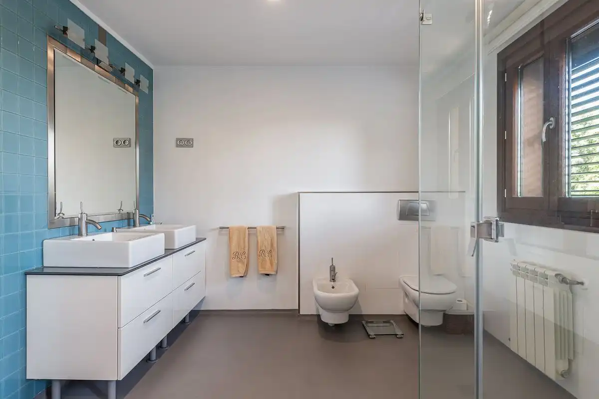 Badezimmer von Einfamilien-Reihenhaus zum Verkauf in Boadilla del Monte mit Klimaanlage, Heizung und Privatgarten