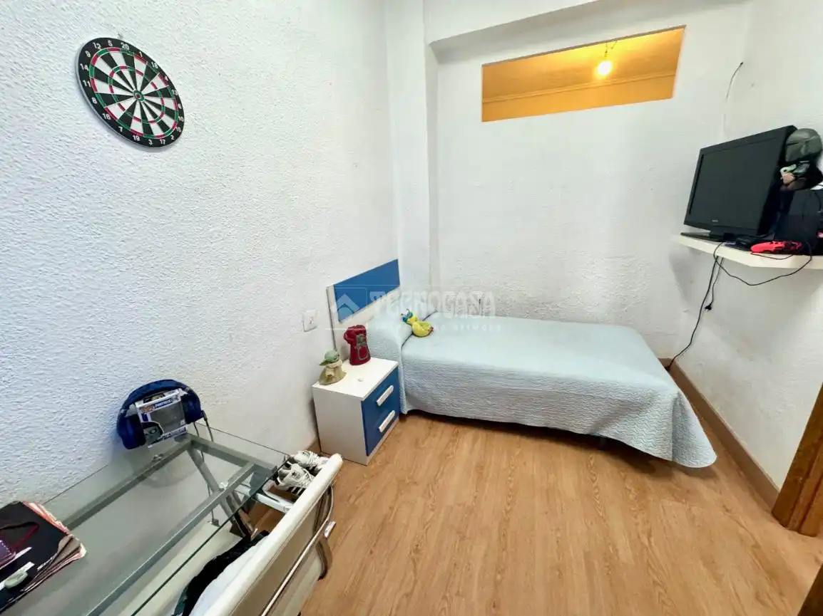 Schlafzimmer von Einfamilien-Reihenhaus zum Verkauf in Paterna mit Klimaanlage, Privatgarten und Abstellraum