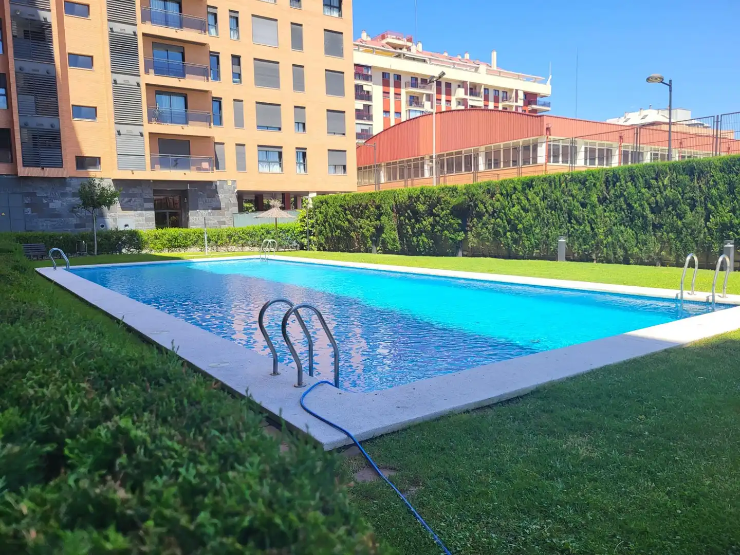 Piscina de Piso de alquiler en Valencia con Aire acondicionado, Jardín privado y Terraza