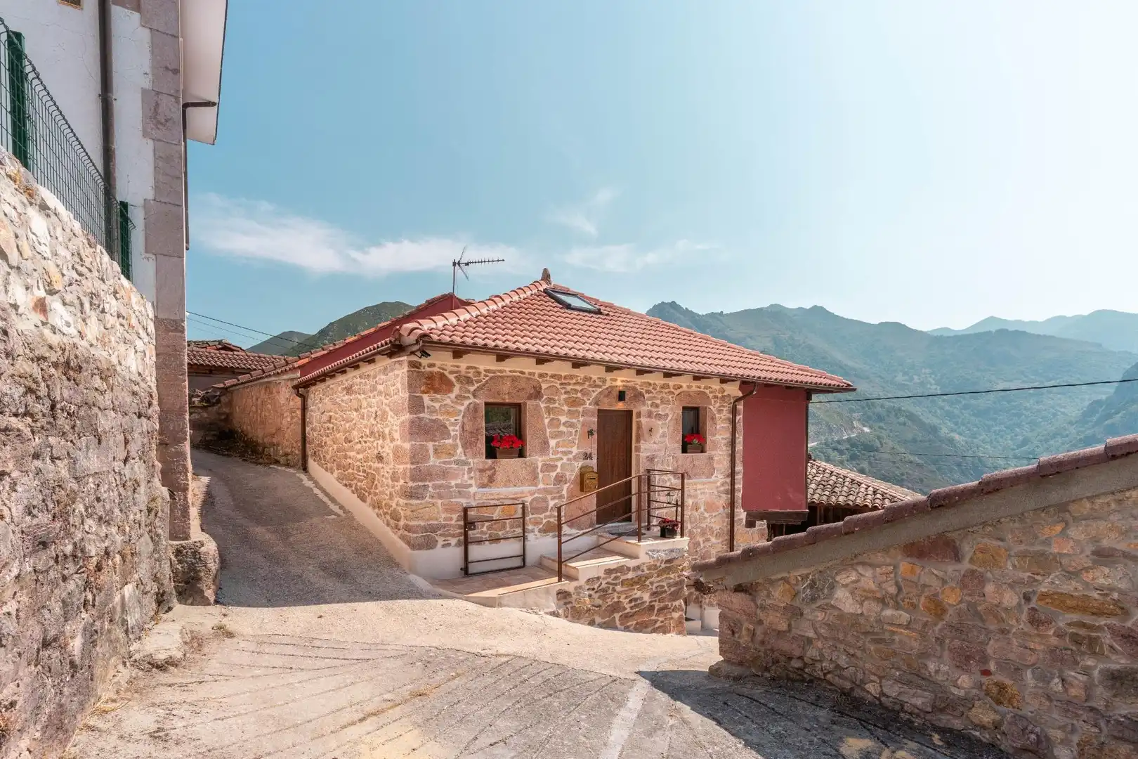 Vista exterior de Casa o chalet en venta en Somiedo con Aire acondicionado, Calefacción y Terraza