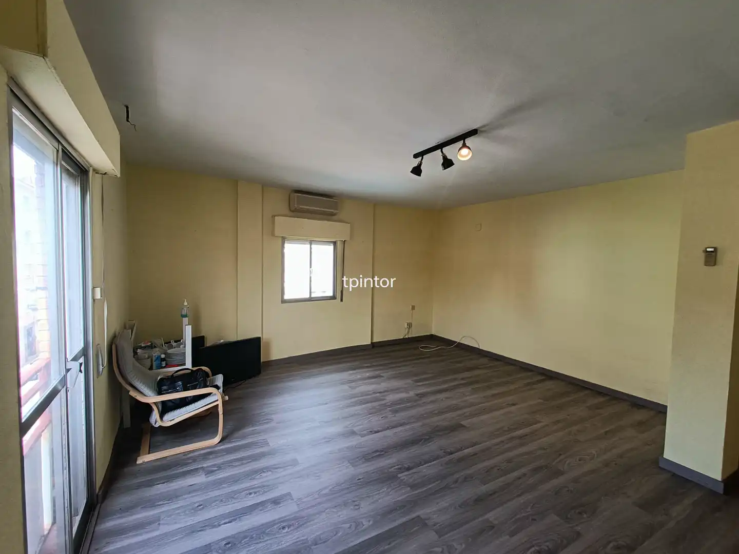 Wohnzimmer von Wohnung zum Verkauf in Plasencia mit Klimaanlage, Heizung und Parkett