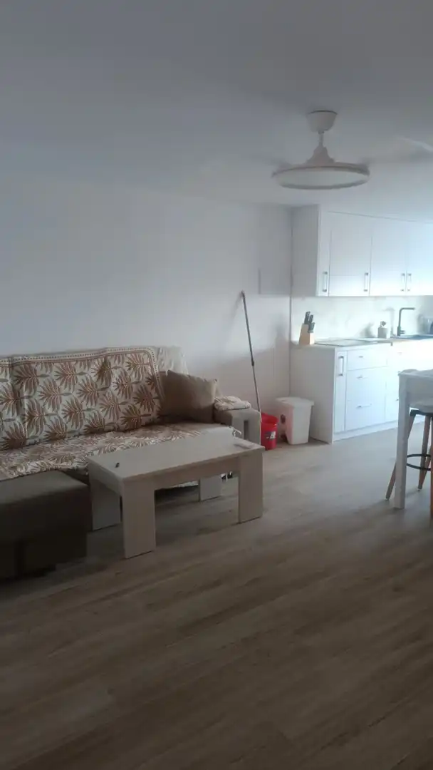 Sala d'estar de Apartament de lloguer en Sotogrande amb Aire condicionat