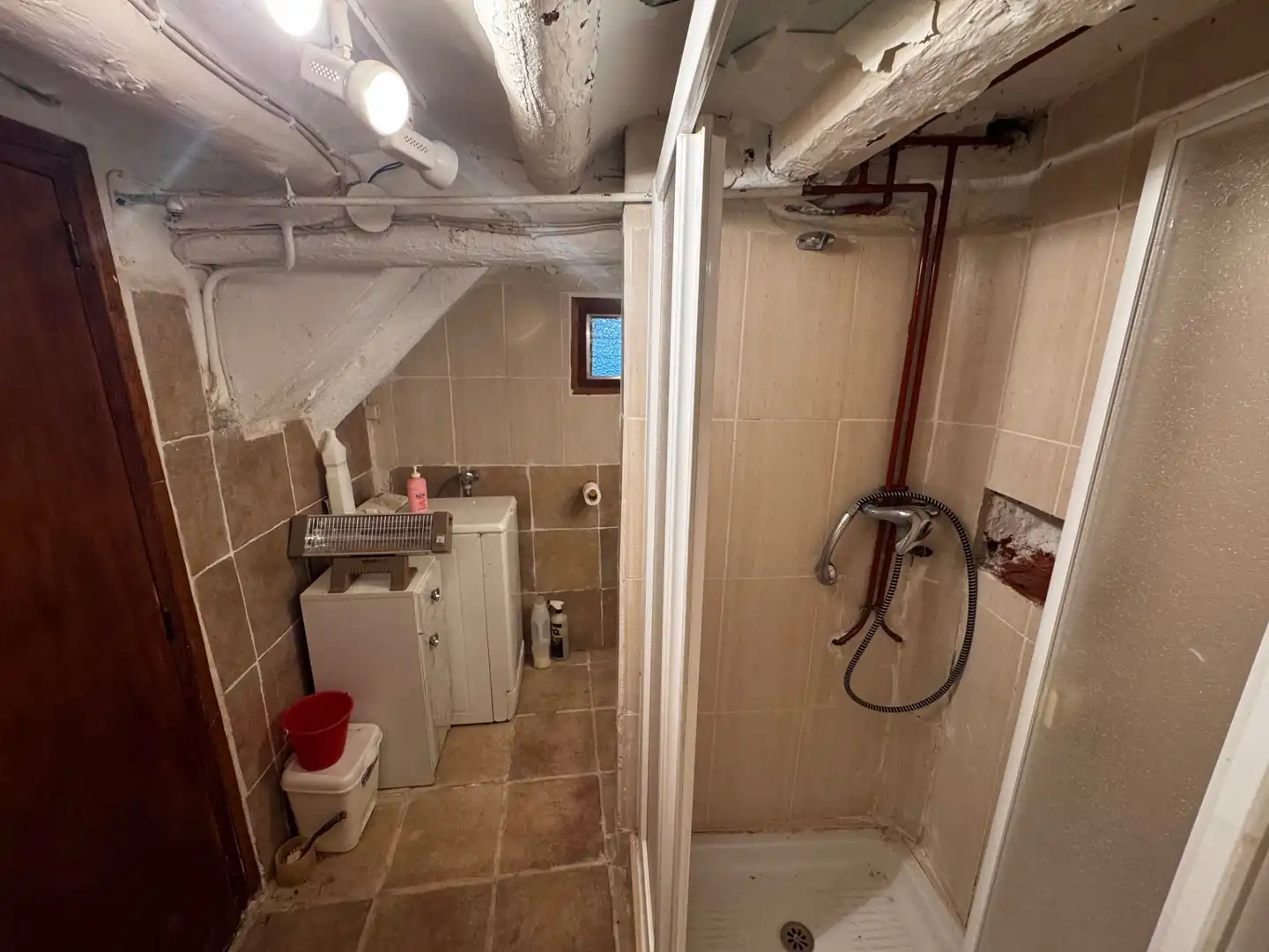 Badezimmer von Einfamilien-Reihenhaus zum Verkauf in Arnes mit Abstellraum, Möbliert und Ofen