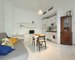 Cuina de Apartament de lloguer en  Sevilla Capital amb Aire condicionat, Moblat i Rentadora