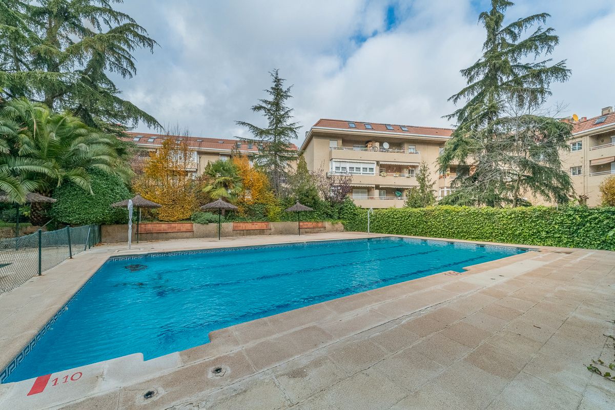 Piscina de Pis en venda en Galapagar amb Calefacció, Moblat i Piscina comunitària