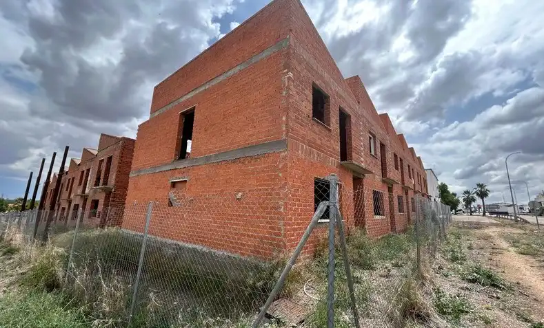 Vista exterior de Edificio en venta en La Albuera