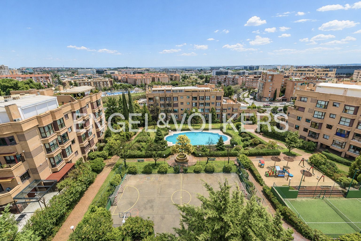 Vista exterior de Apartamento en venta en  Madrid Capital con Calefacción, Jardín privado y Terraza