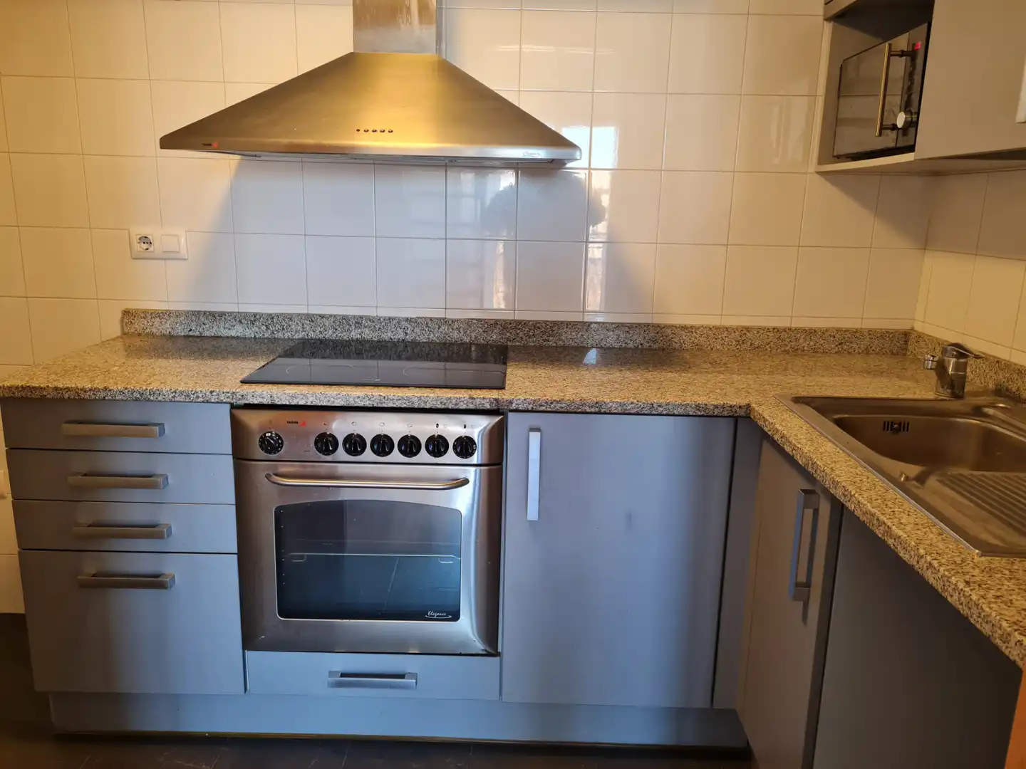Kitchen of Attic for rent in Girona  with Air Conditioner, Heating and Parquet flooring