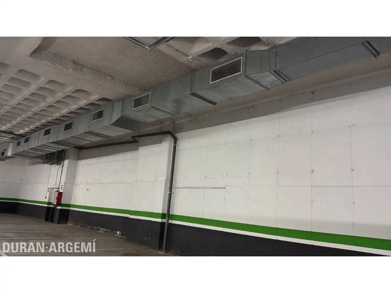 Garage for rent in Sud