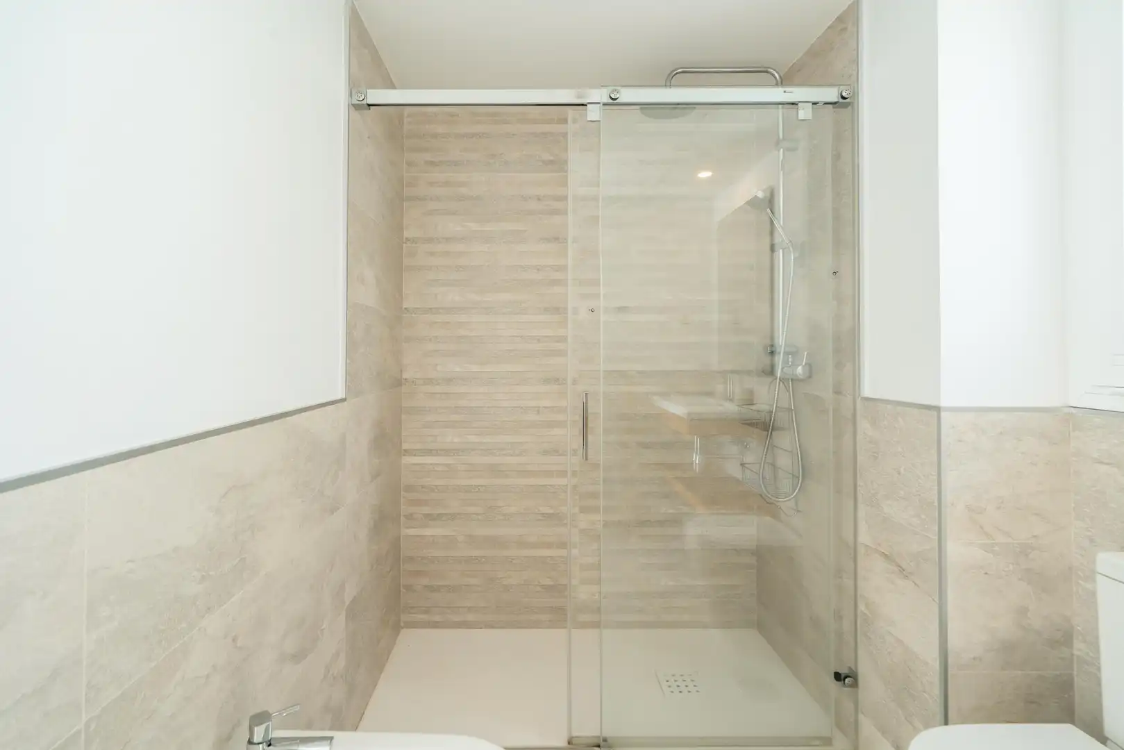 Bany de Dúplex de lloguer en Marbella amb Jardí privat, Alarma i Piscina comunitària