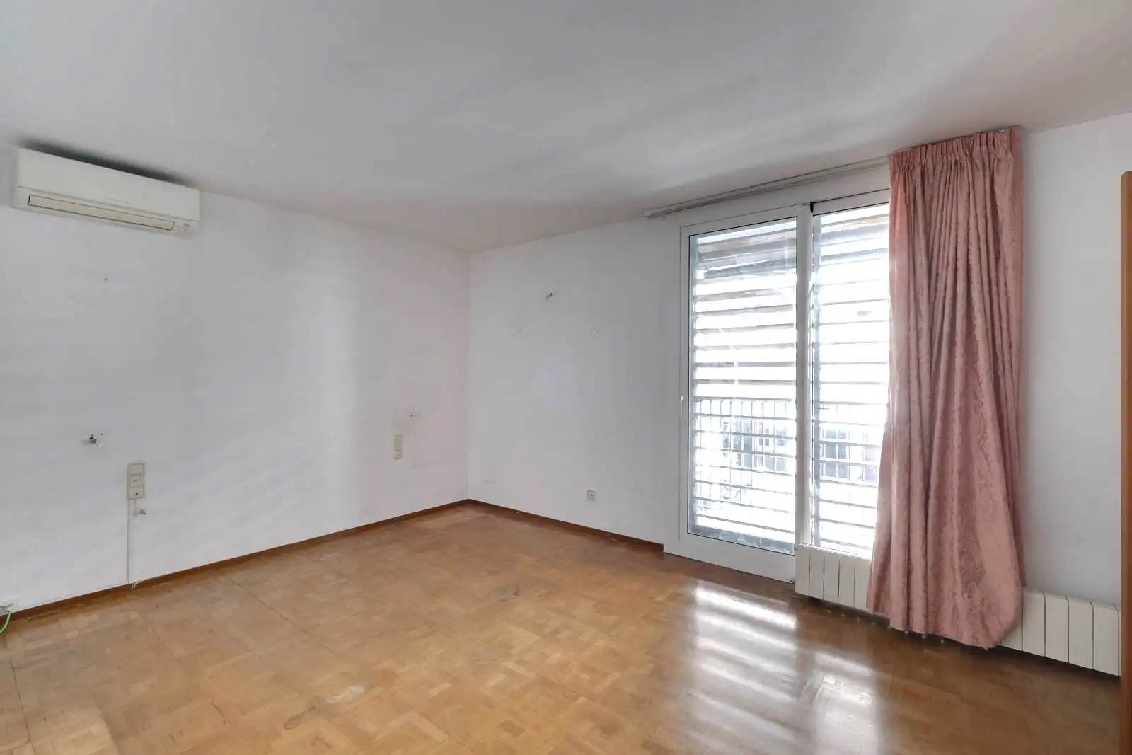 Schlafzimmer von Wohnung zum Verkauf in Barcelona mit Klimaanlage, Heizung und Ofen