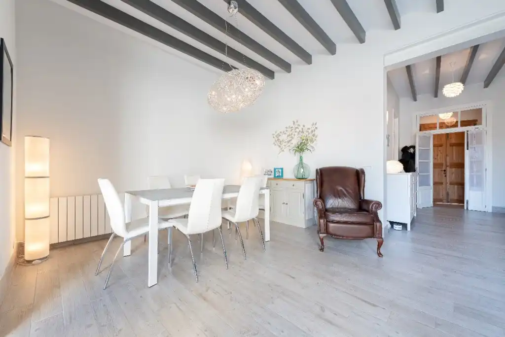 Esszimmer von Einfamilien-Reihenhaus zum Verkauf in Pollença mit Klimaanlage, Heizung und Privatgarten