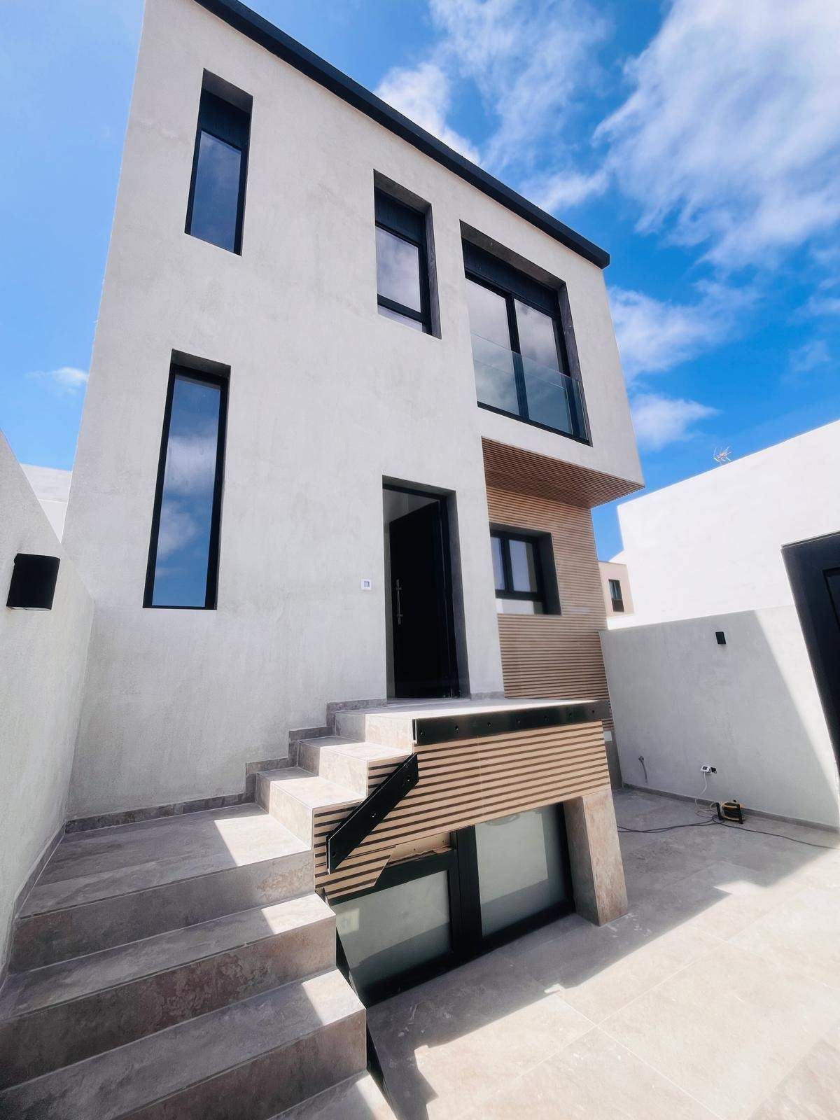 Vista exterior de Casa o xalet en venda en San Bartolomé de Tirajana amb Jardí privat, Terrassa i Alarma