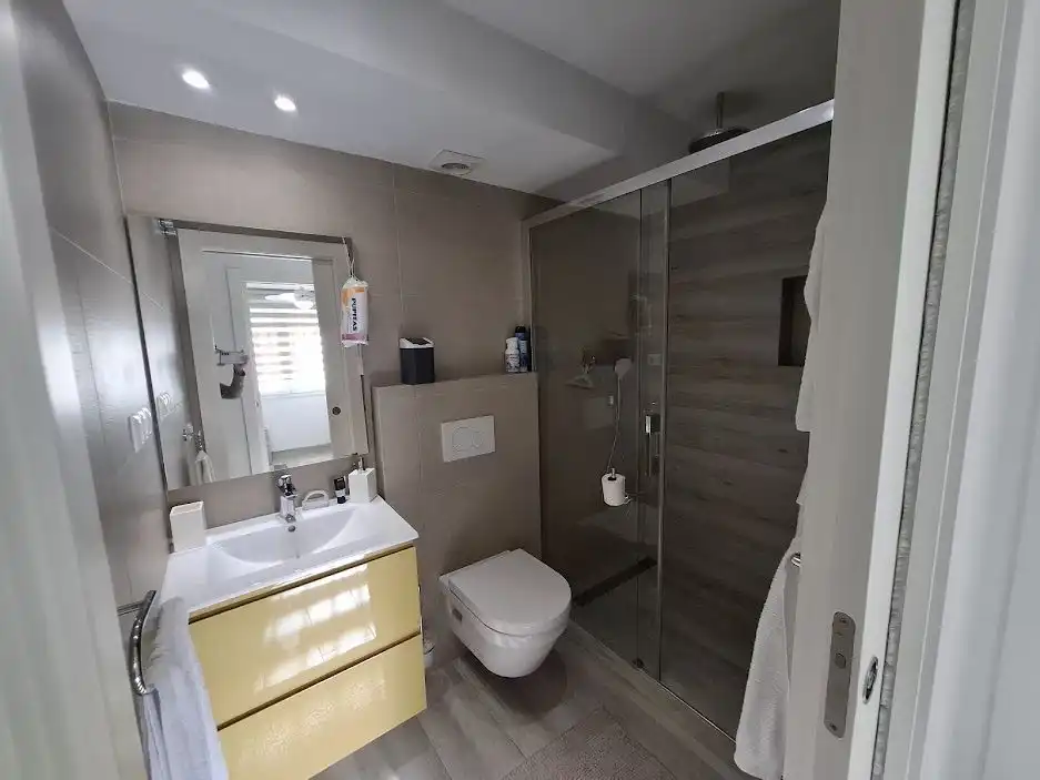 Baño de Apartamento en venta en Marbella con Jardín privado, Amueblado y Alarma