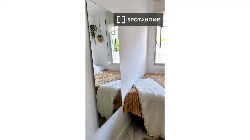 Dormitori de Apartament per a compartir en Sevilla amb Aire condicionat, Calefacció i Terrassa