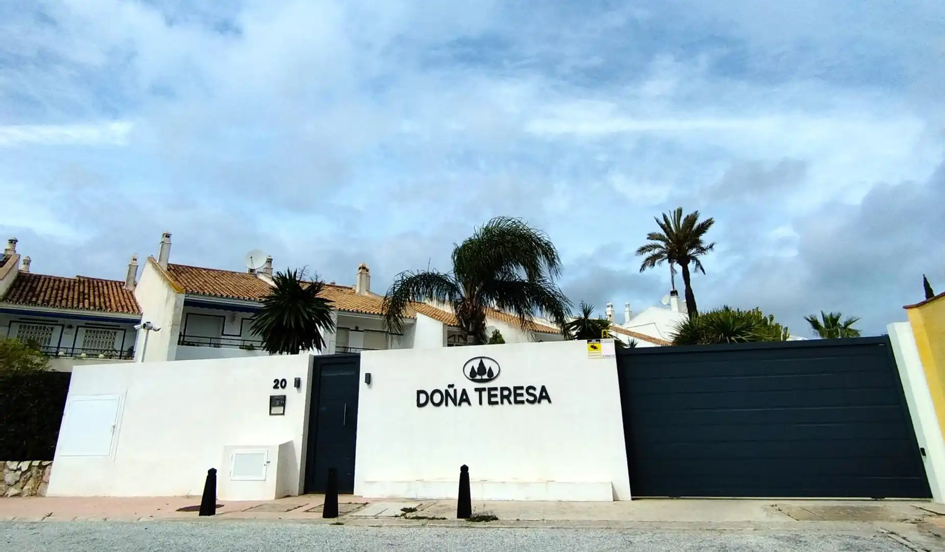 Vista exterior de Casa adosada en venda en Mijas amb Aire condicionat, Calefacció i Jardí privat